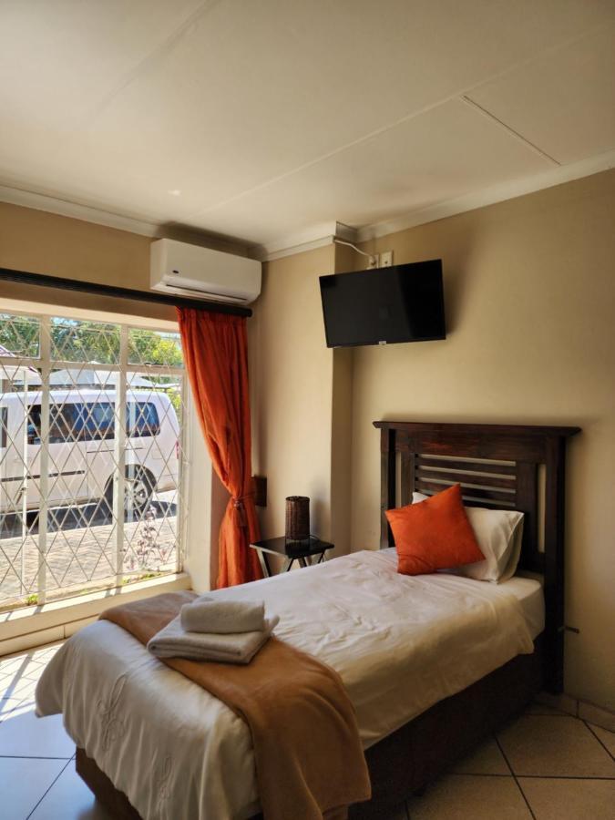 Southy Inn By The Lake Benoni Exterior photo