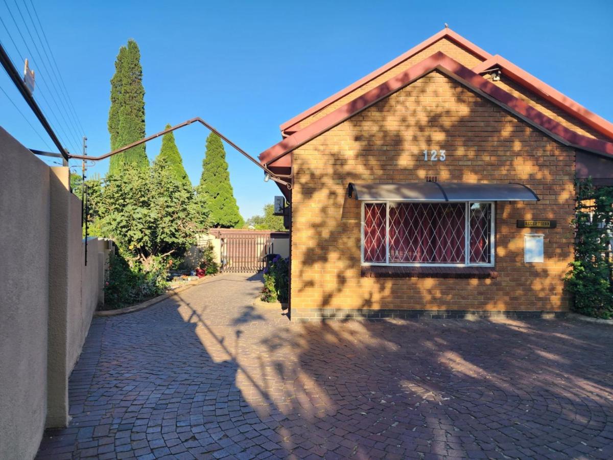 Southy Inn By The Lake Benoni Exterior photo