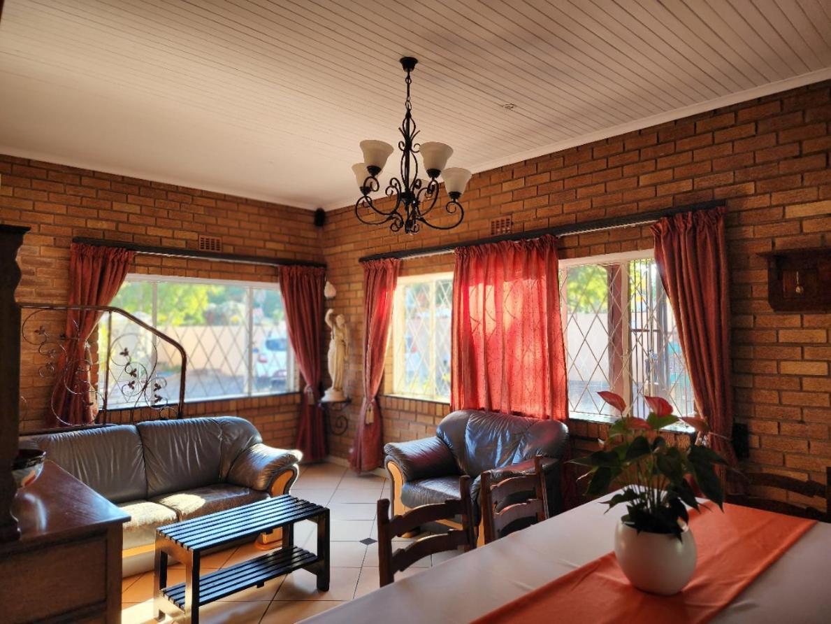 Southy Inn By The Lake Benoni Exterior photo