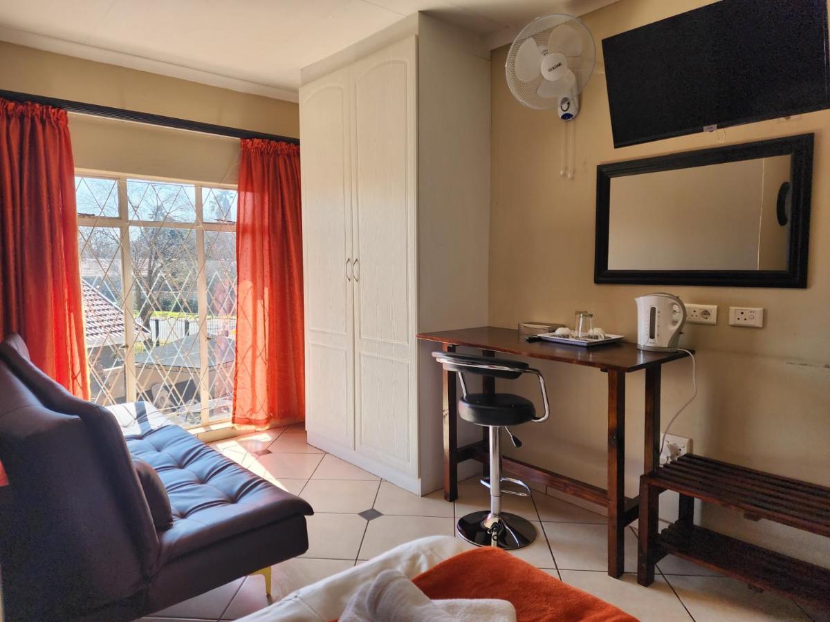 Southy Inn By The Lake Benoni Exterior photo