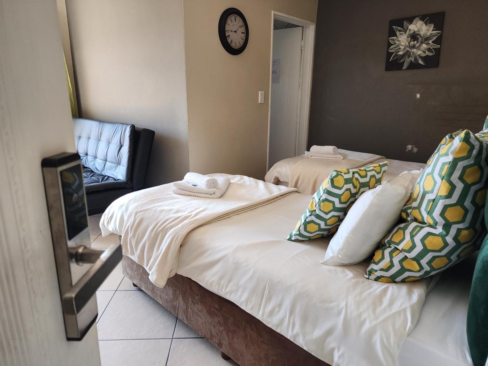 Southy Inn By The Lake Benoni Room photo